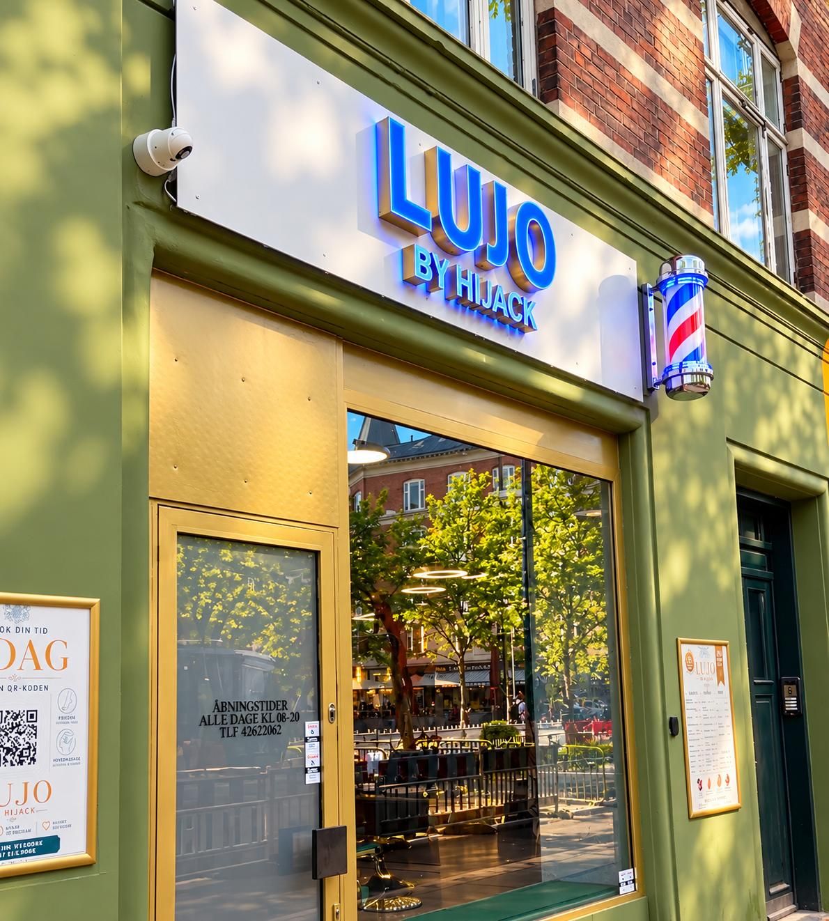 LUJO by Hijacks facade på Enghave Plads med det blå skilt og barberstangen