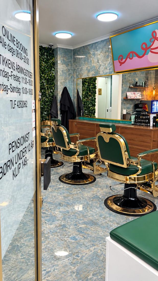 Salonen med tre grønne barberstole
