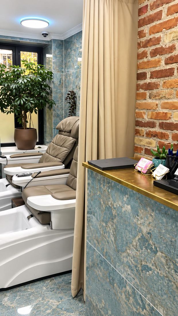Pedicurestole ved vinduet